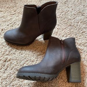 Clarks bootie taupe leather size 7